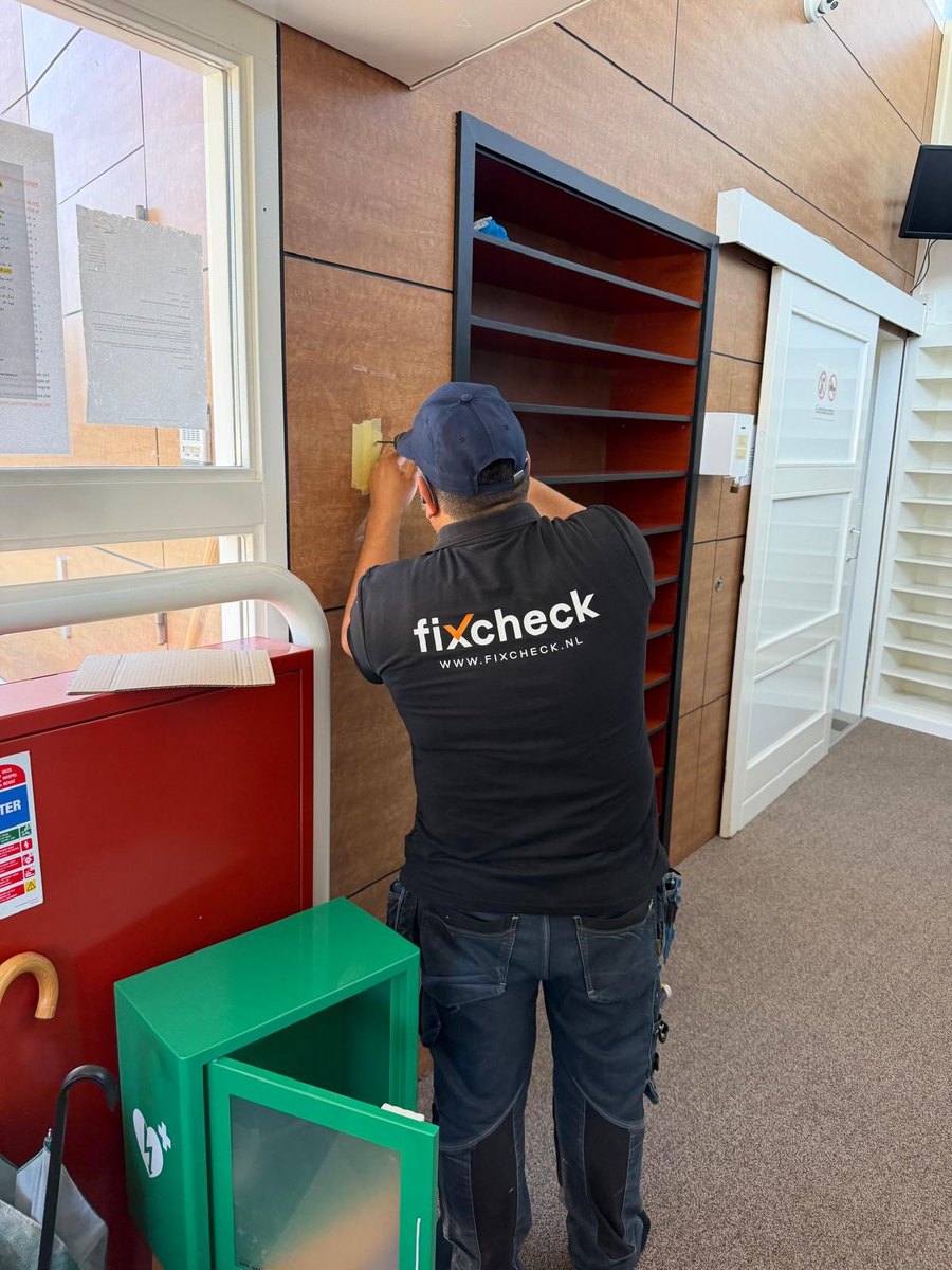 FixCheck-monteur aan het werk op locatie