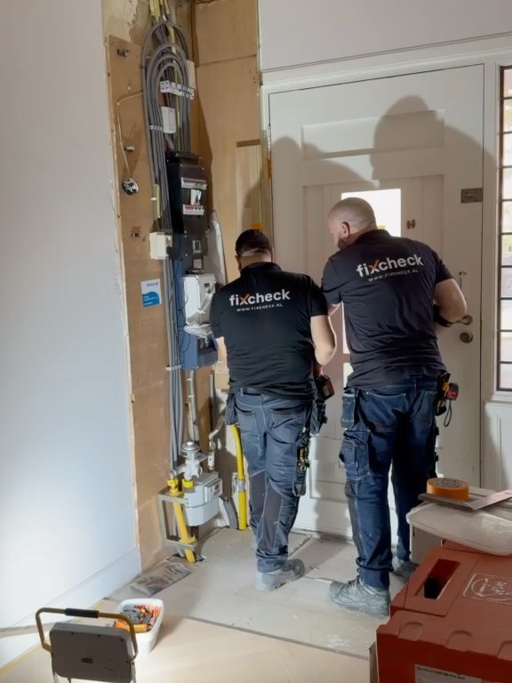 FixCheck-monteurs aan het werk bij een meterkast